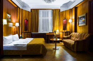 Caja de seguridad en la habitación, escritorio y cunas 