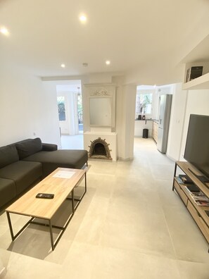 Standard Apartment | Living area | LCD TV - Hotel Esperanto (Cannes)
