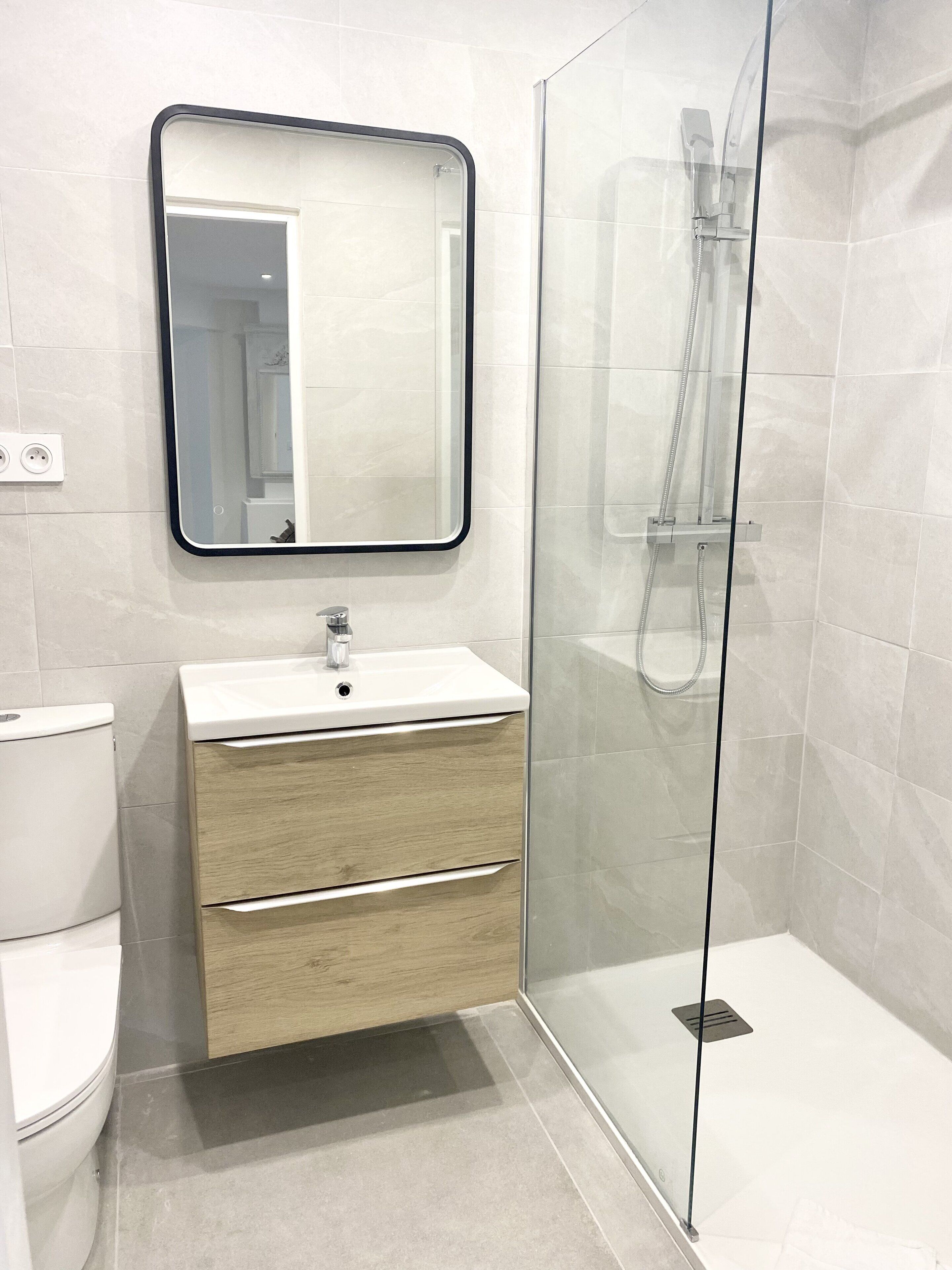 Standaard appartement | Badkamer | Een regendouche, gratis toiletartikelen, een haardroger, handdoeken