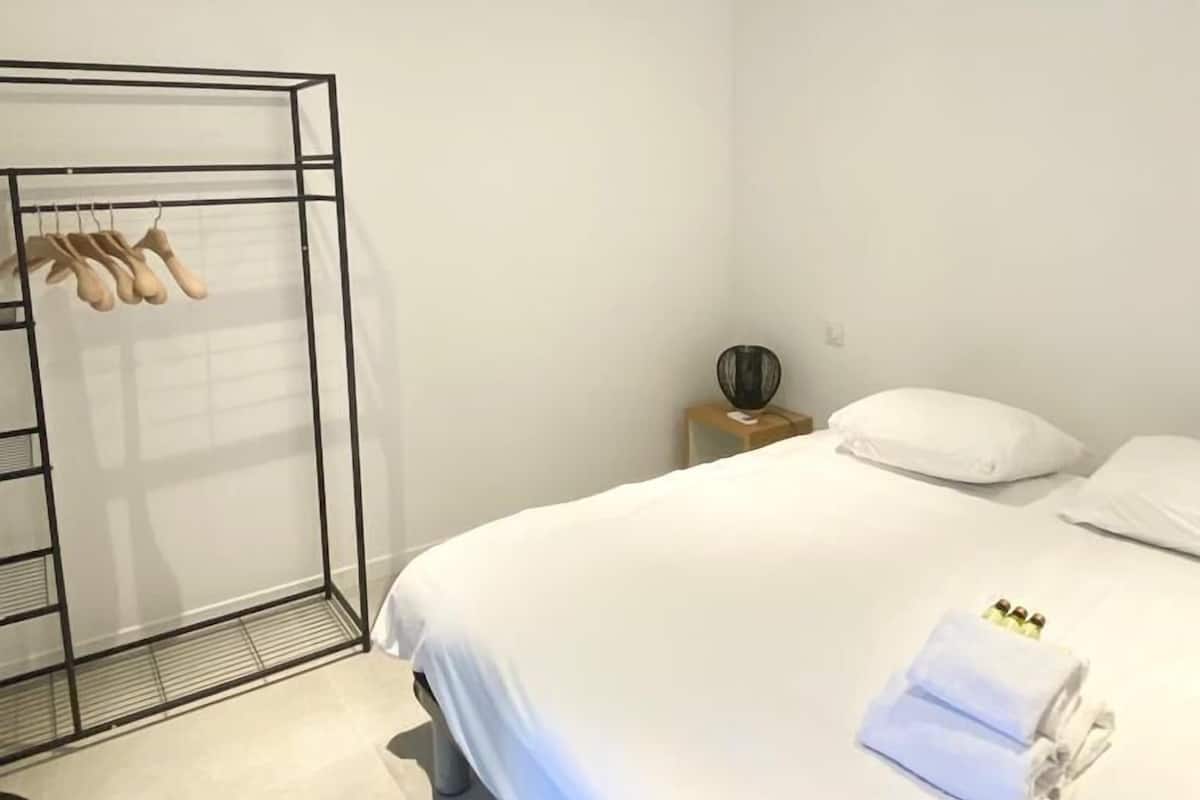 1 dormitorio, caja fuerte, cortinas opacas
