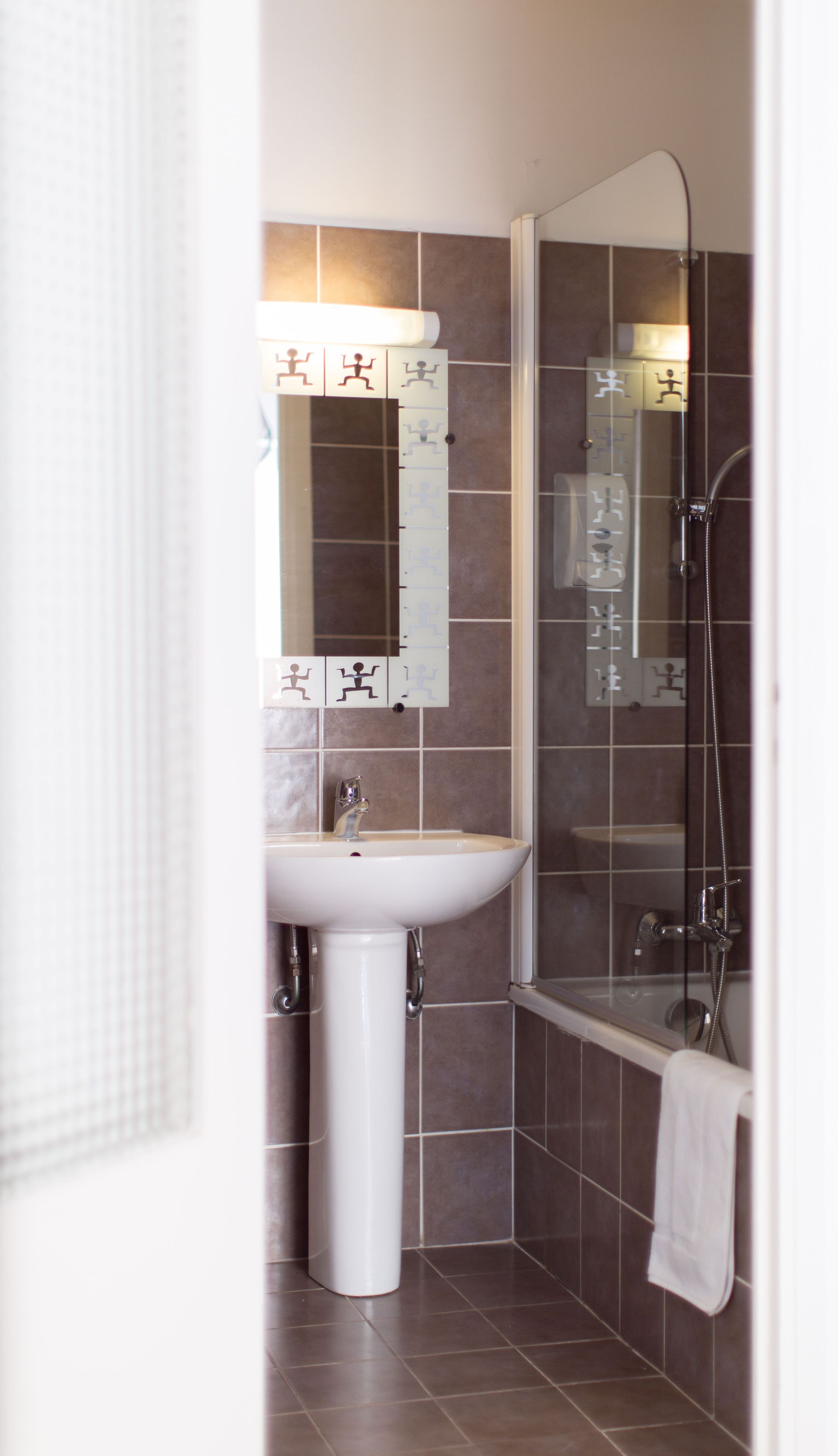 rainfall showerhead, free toiletries, hair dryer, towels