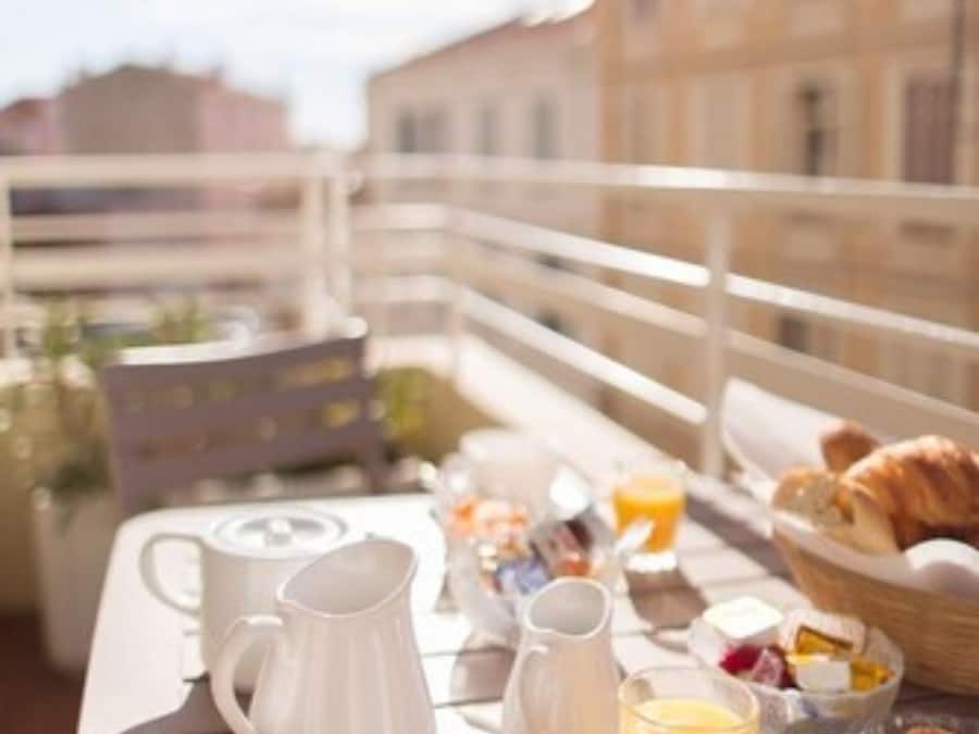 Tägliches kontinentales Frühstück (12 EUR pro Person)