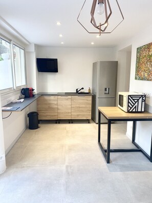 Standard Apartment | Private kitchen | Coffee/tea maker