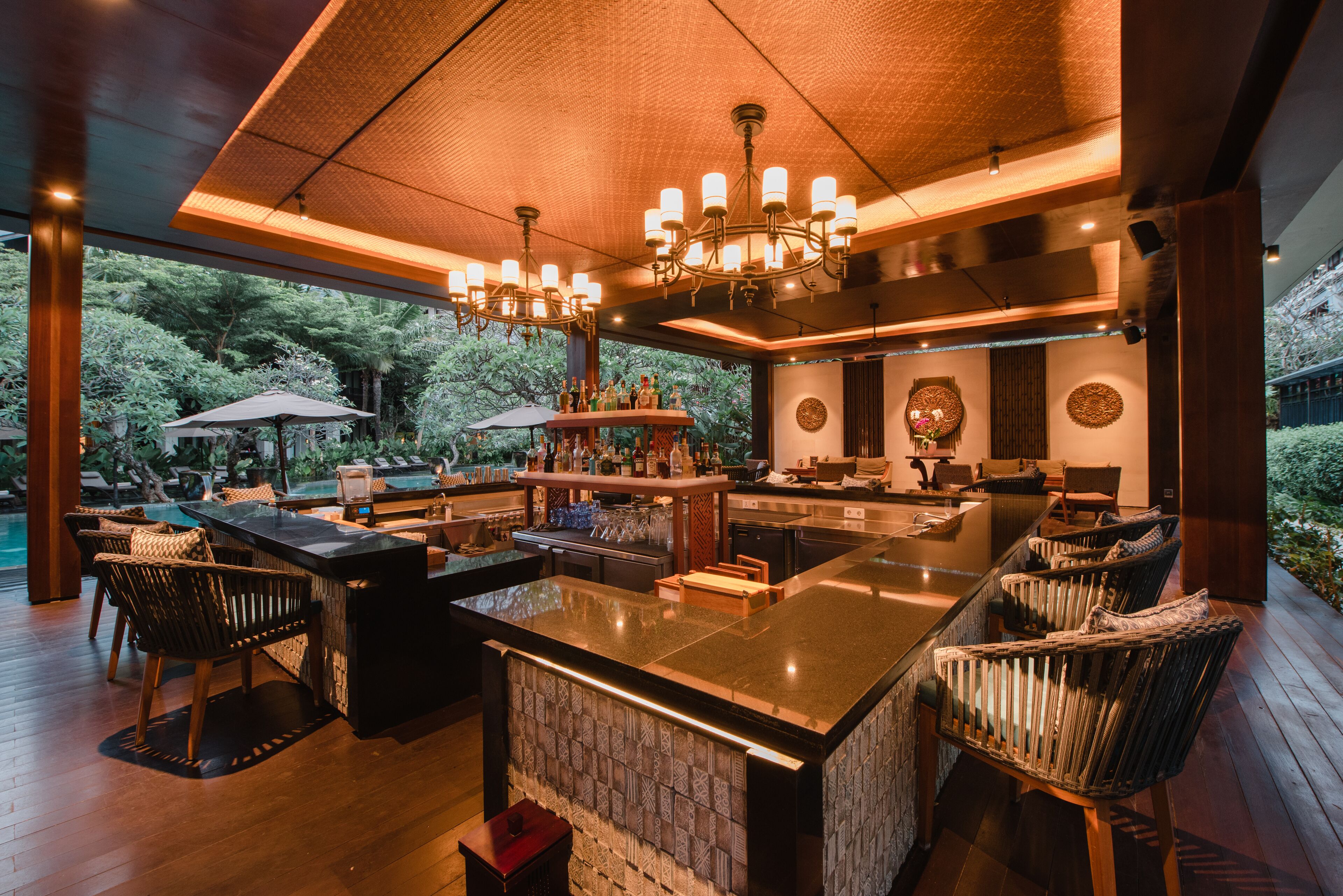 Bar við sundlaugarbakkann