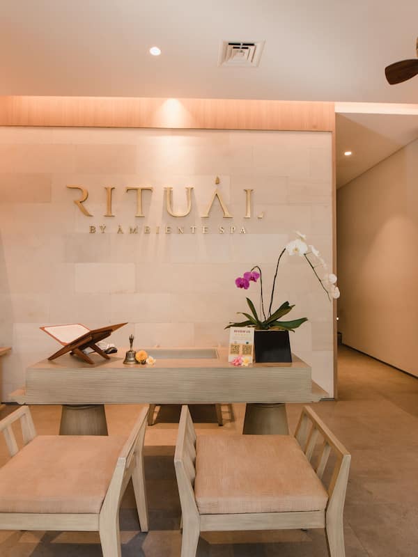 Couples treatment rooms, hot tub, body treatments, hot stone massages
