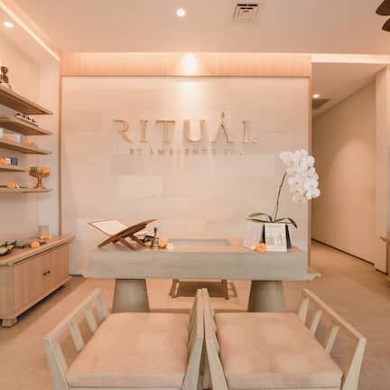 Couples treatment rooms, hot tub, body treatments, hot stone massages