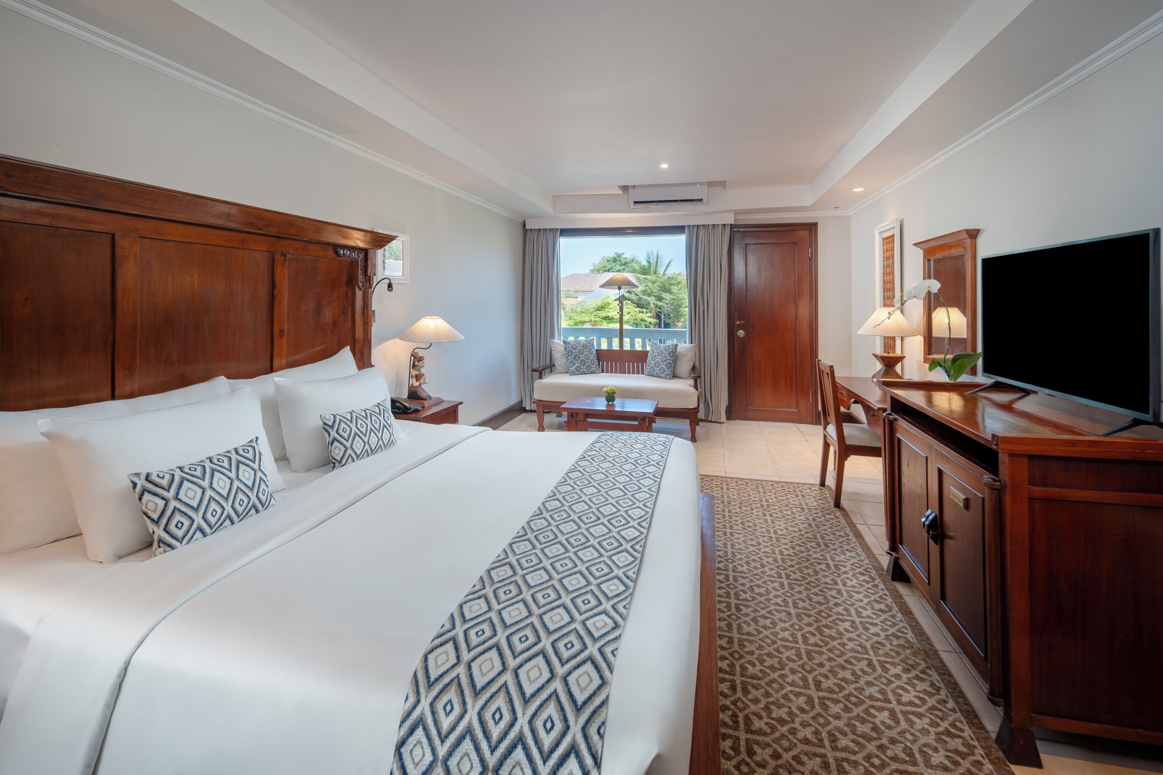 Grand Deluxe | Seprai premium, selimut bulu angsa, minibar, dan brankas