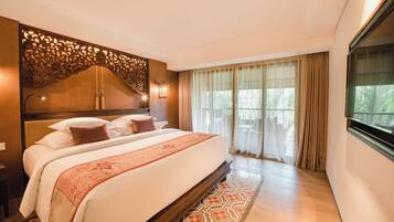 Royal Family Suite, 2 Bedrooms (Interconnecting) | Peralatan tempat tidur premium, gebar bulu kapas, bar mini