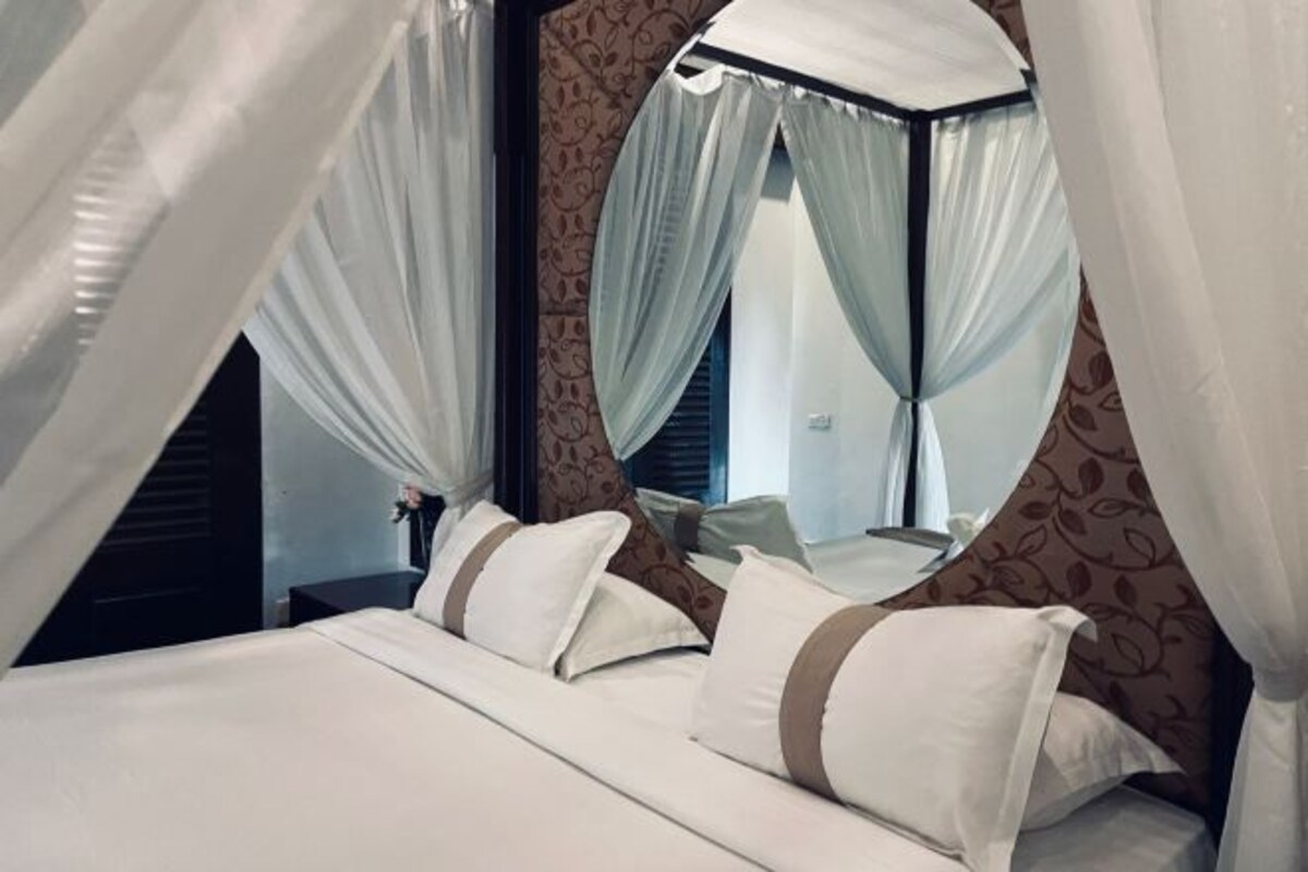 Peralatan tempat tidur premium, bar mini, peti besi dalam bilik, meja 