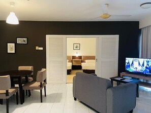 Familienapartment | Wohnbereich | Fernseher
