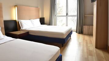 Standard Triple Room, Multiple Beds | Down duvets, in-room safe, desk, soundproofing