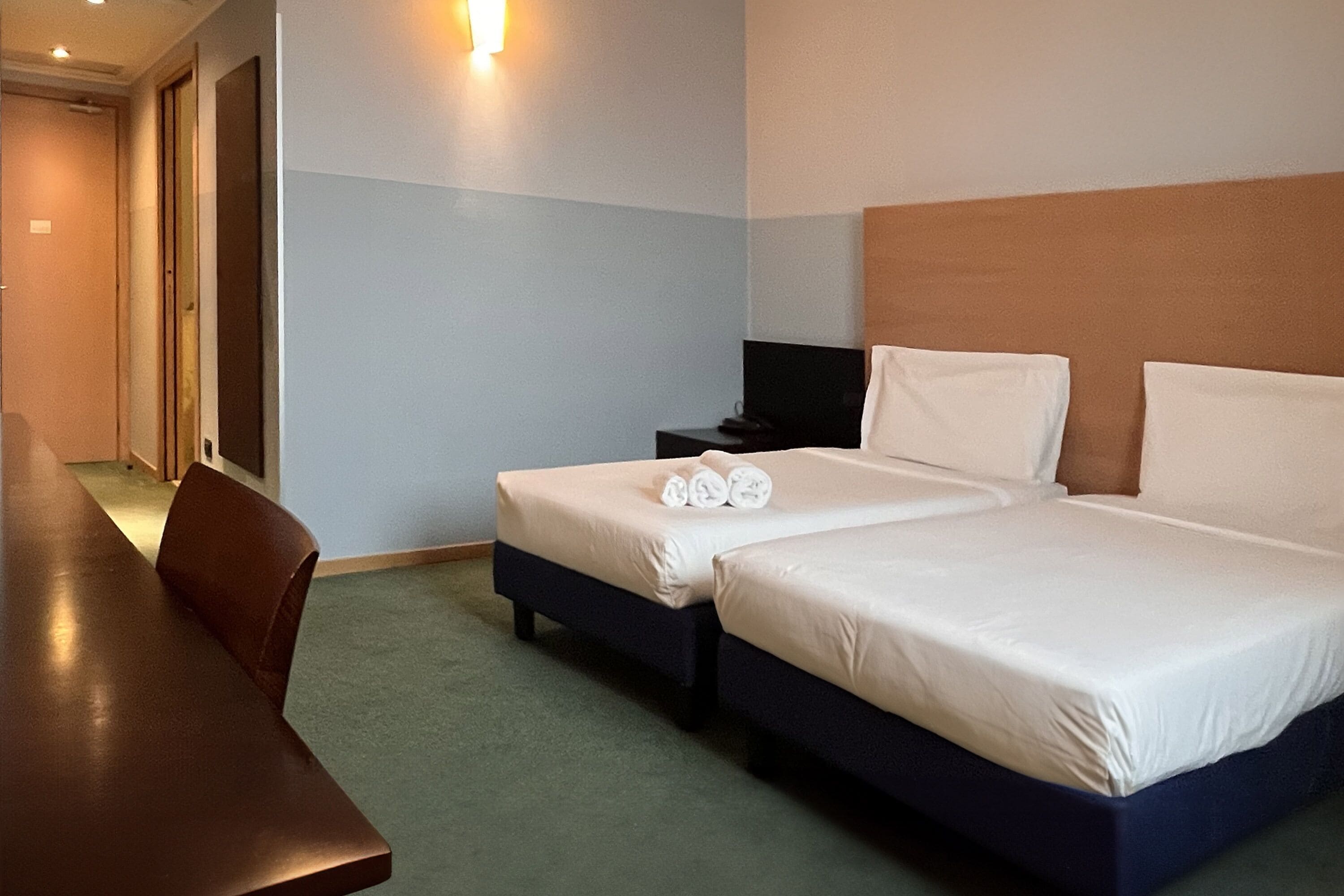 standard double room | down duvets, in-room safe, desk, soundproofing