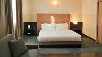 Superior-Suite | Daunenbettdecken, Zimmersafe, Schreibtisch, schallisolierte Zimmer