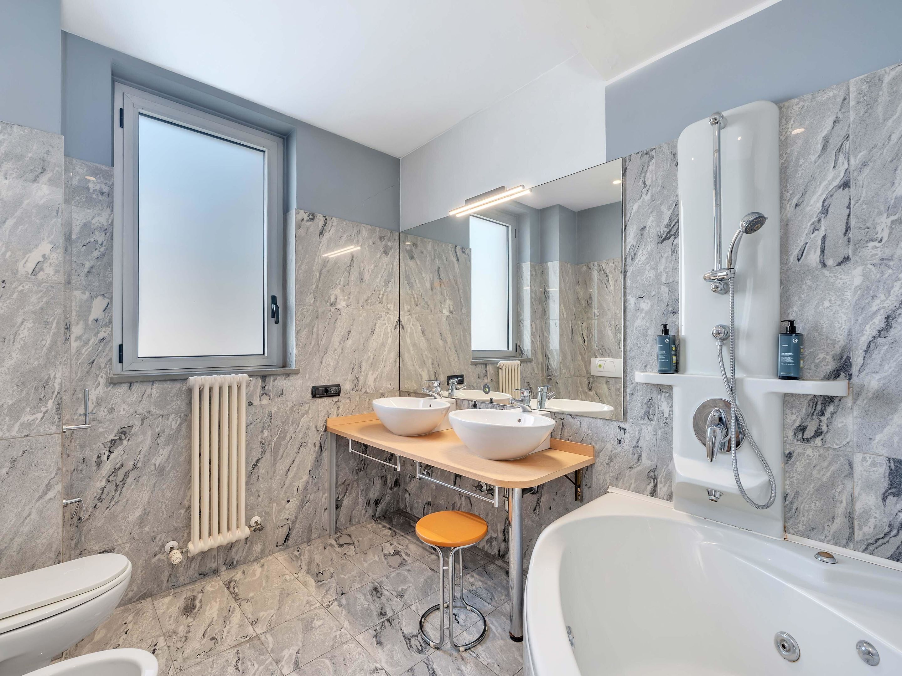 Suite superior | Baño | Cabezal de ducha tipo lluvia, secador de pelo, bidé y toallas