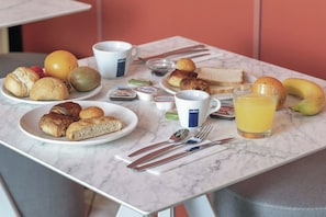 Frukostbuffé varje dag (EUR 9.50 per person)