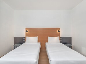 Standard-Zweibettzimmer | Daunenbettdecken, Zimmersafe, Schreibtisch, schallisolierte Zimmer