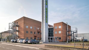 Een hotel met een opvallend verticaal bord waarop 