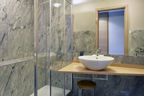 Regadera tipo lluvia, secadora de cabello, bidet, toallas 