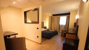 A hotel room with a bed, a desk, a chair, and a TV. - Golf Hotel Milano (Opera)
