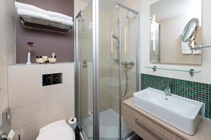 Ensemble douche/baignoire, articles de toilette gratuits, sèche-cheveux