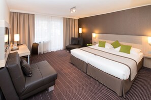 Minibar, Zimmersafe, Schreibtisch, Verdunkelungsvorhänge