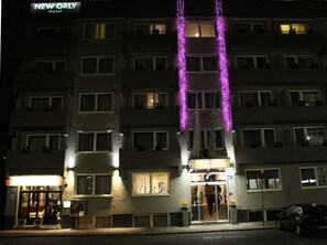Fassade der Unterkunft – Abend/Nacht