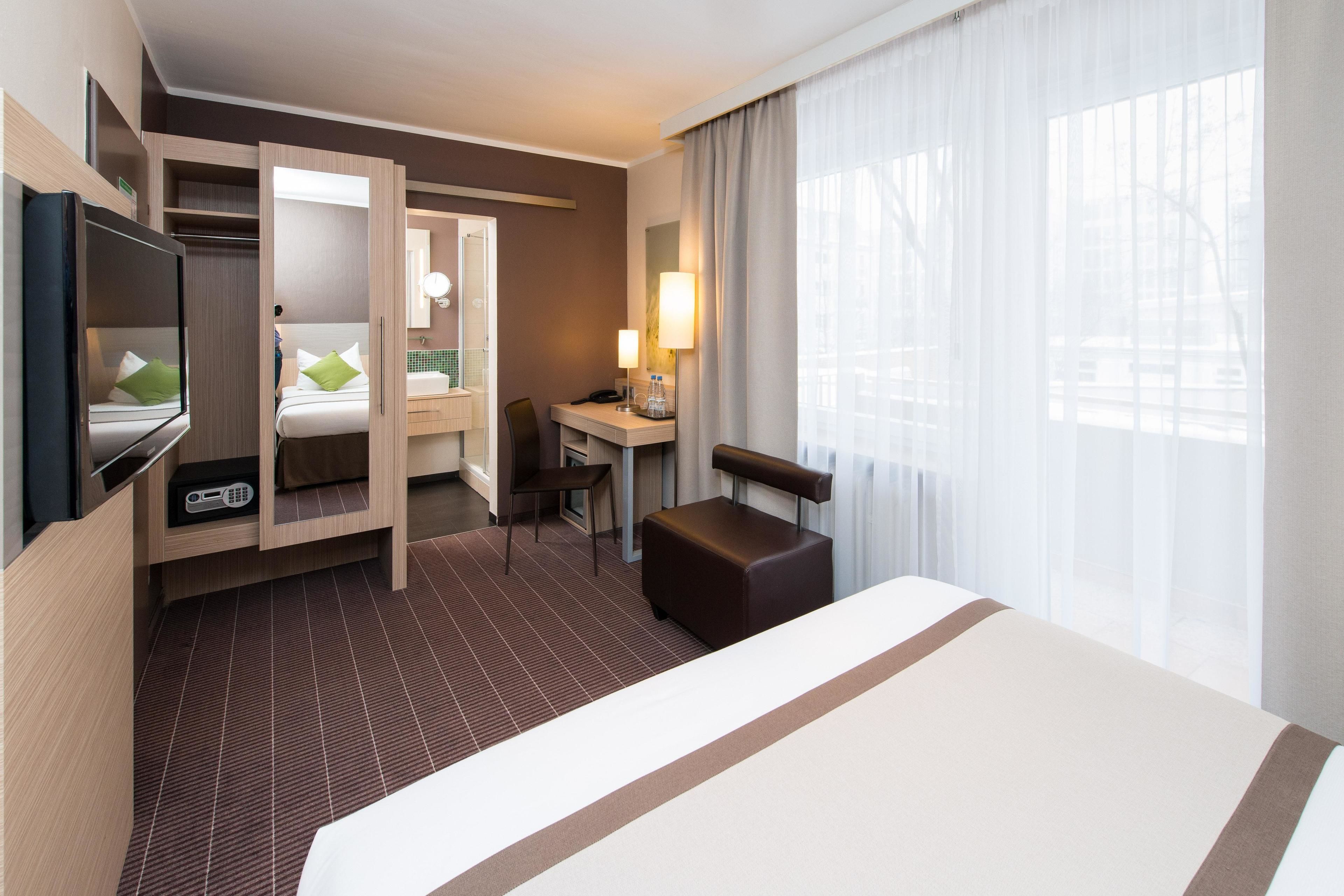 Quarto casal | Frigobar, cofres nos quartos, escrivaninha, cortinas blackout