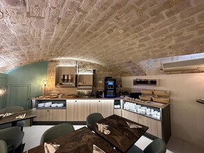 Tägliches Frühstücksbuffet (16 EUR pro Person)