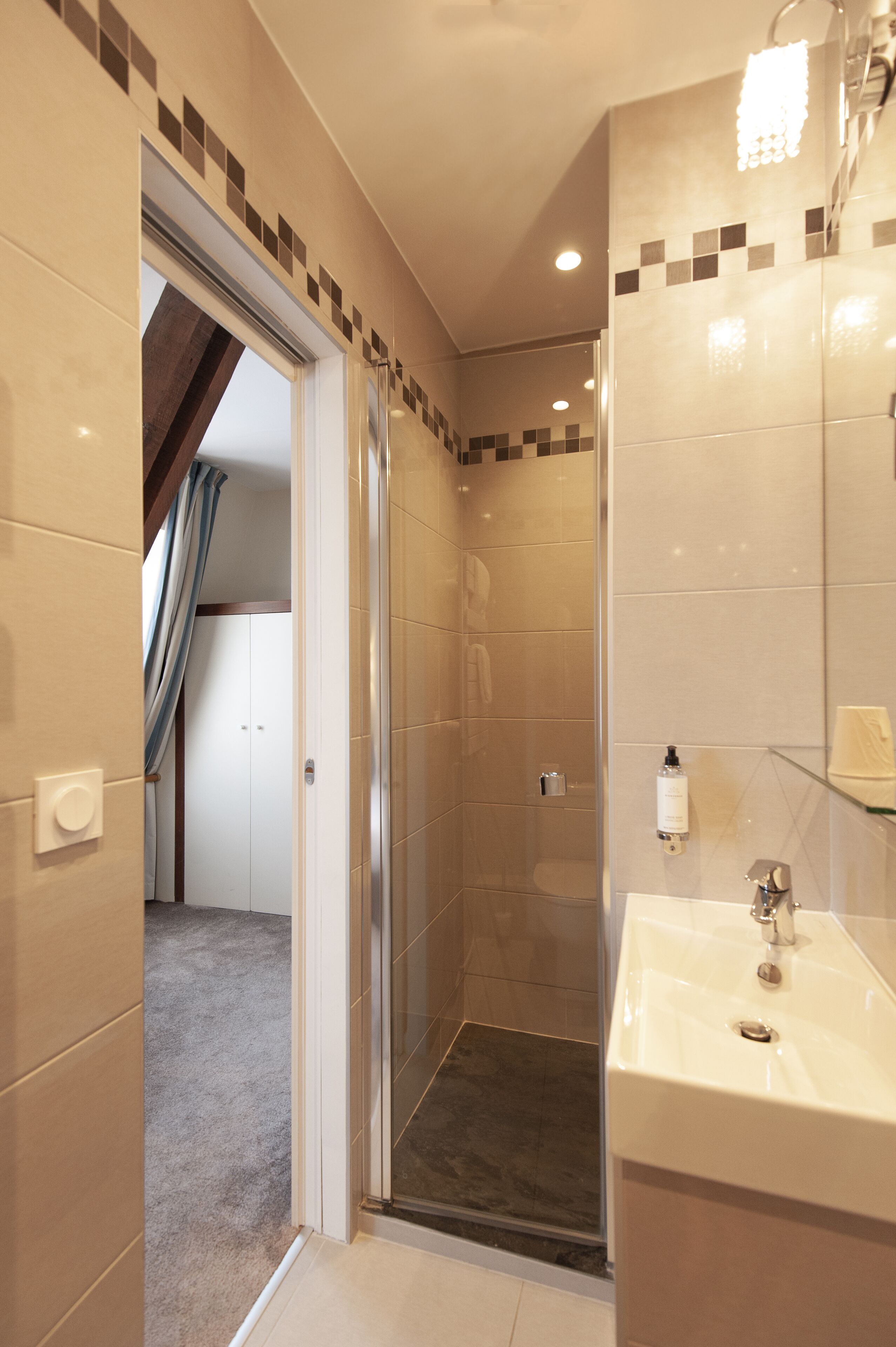 classic double room | bathroom | free toiletries, hair dryer, towels