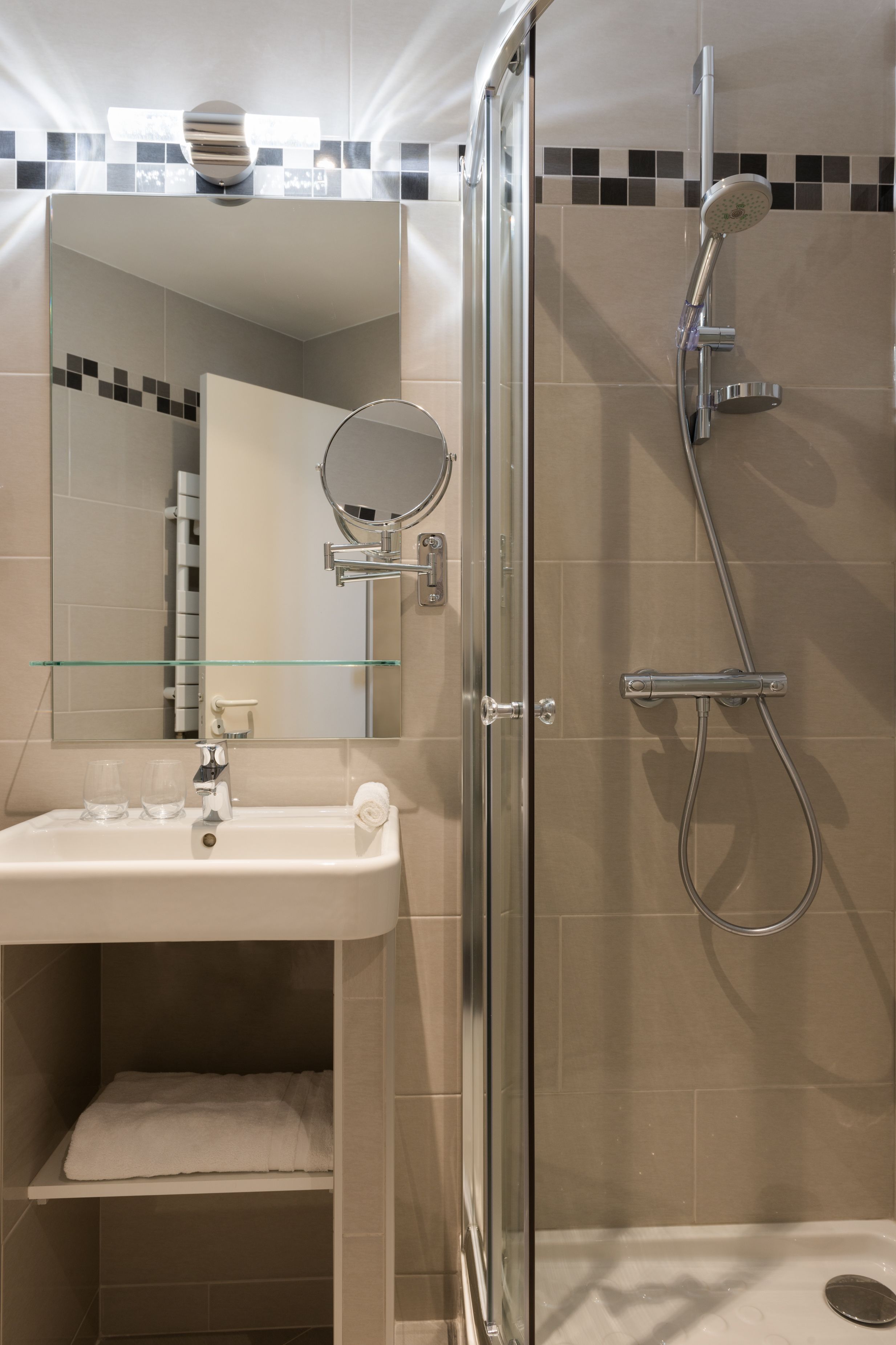 single room | bathroom | free toiletries, hair dryer, towels