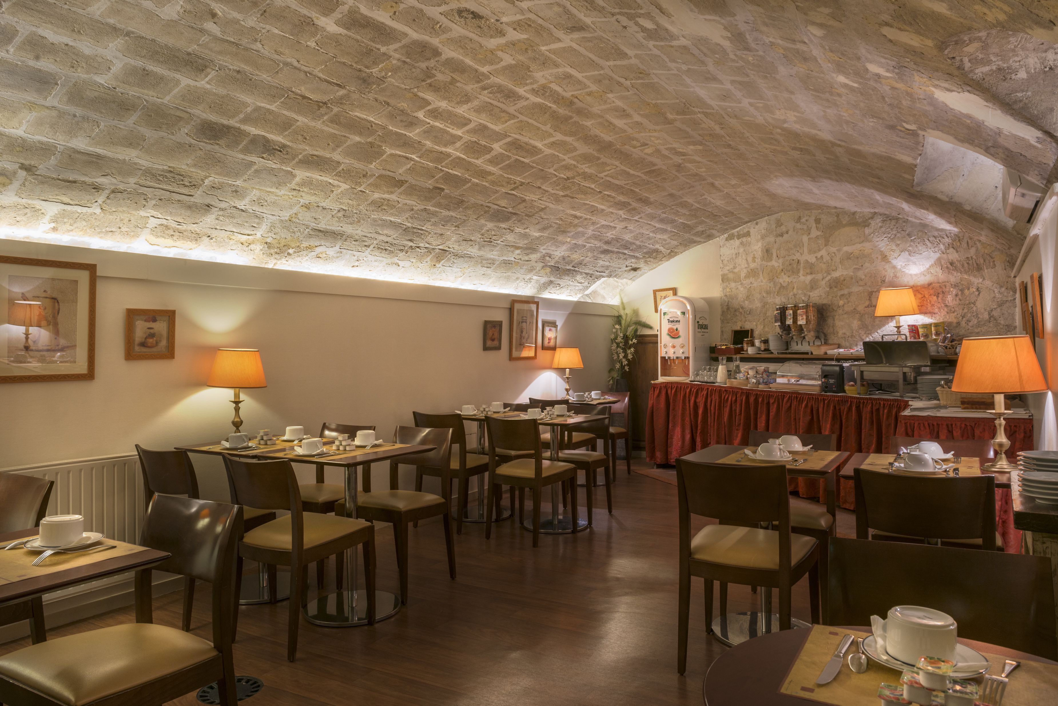 Desayuno buffet diario (EUR 16 por persona)