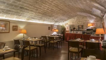 Petit déjeuner buffet (16 EUR par personne)