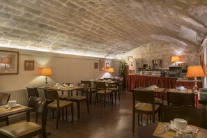 每日供应自助式早餐(每人 EUR 16)