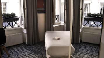 Double or Twin Room | 2 bedrooms, in-room safe, individually furnished, desk