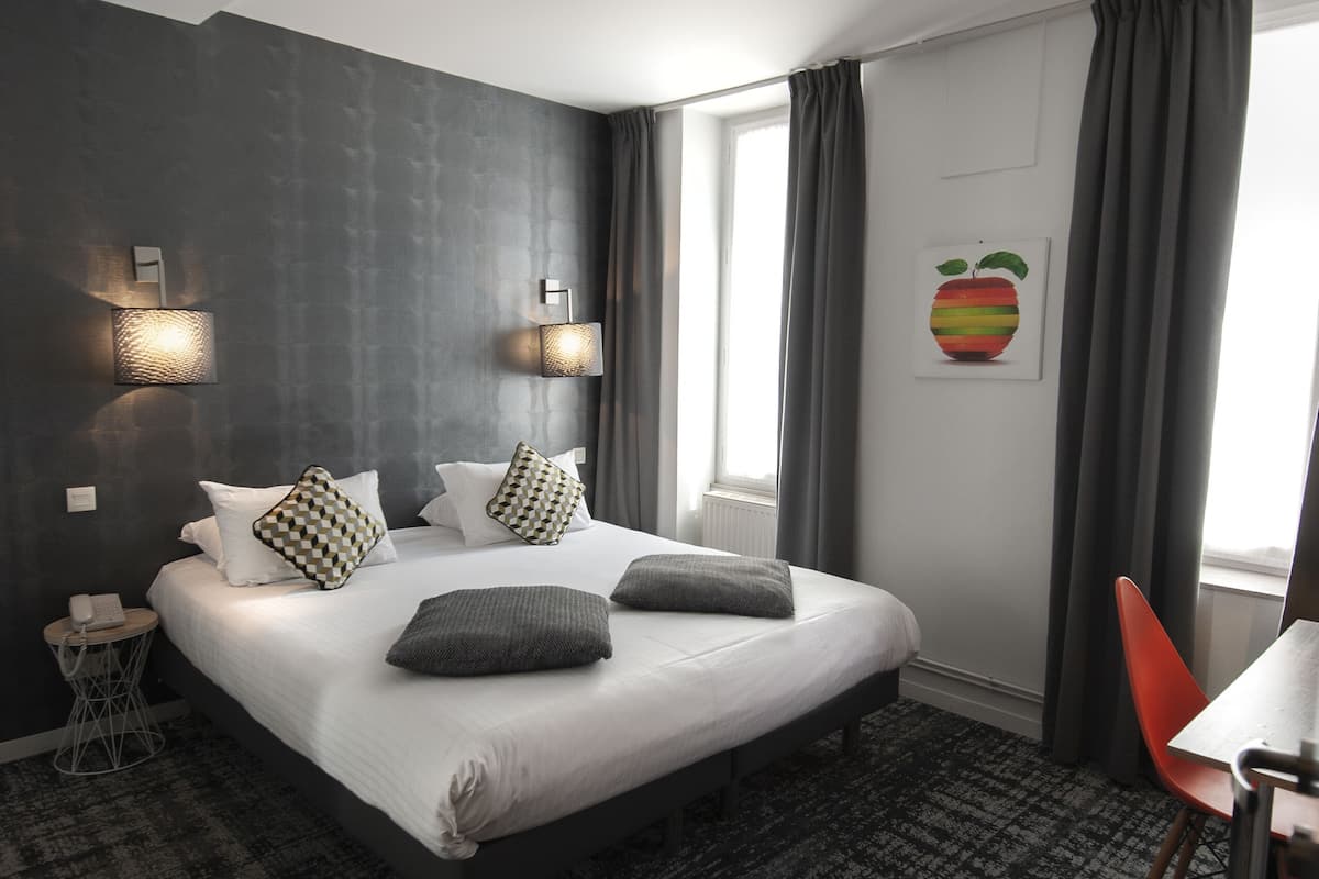 2 bedrooms, in-room safe, individually furnished, desk