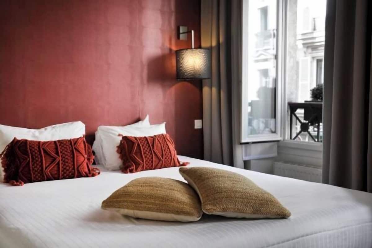 Safe på rommet, individuelt innredet, skrivebord og blendingsgardiner