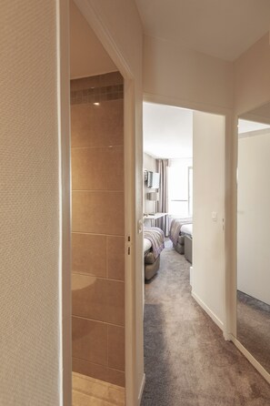 Familienzimmer | Zimmersafe, individuell eingerichtet, Schreibtisch
