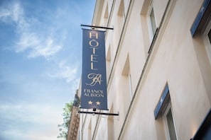 Un letrero de hotel con la palabra 'HOTEL' y 'FRANCE ALBION' escritas.