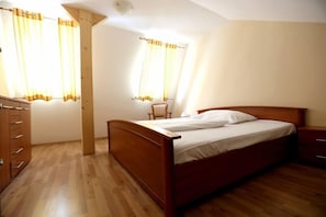 Family Room | Bathroom | Combined shower/tub, towels - Donatello Hotel (Prague)