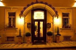 Fassade der Unterkunft – Abend/Nacht