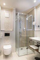 Ducha, artículos de tocador gratuitos, secador de pelo, batas