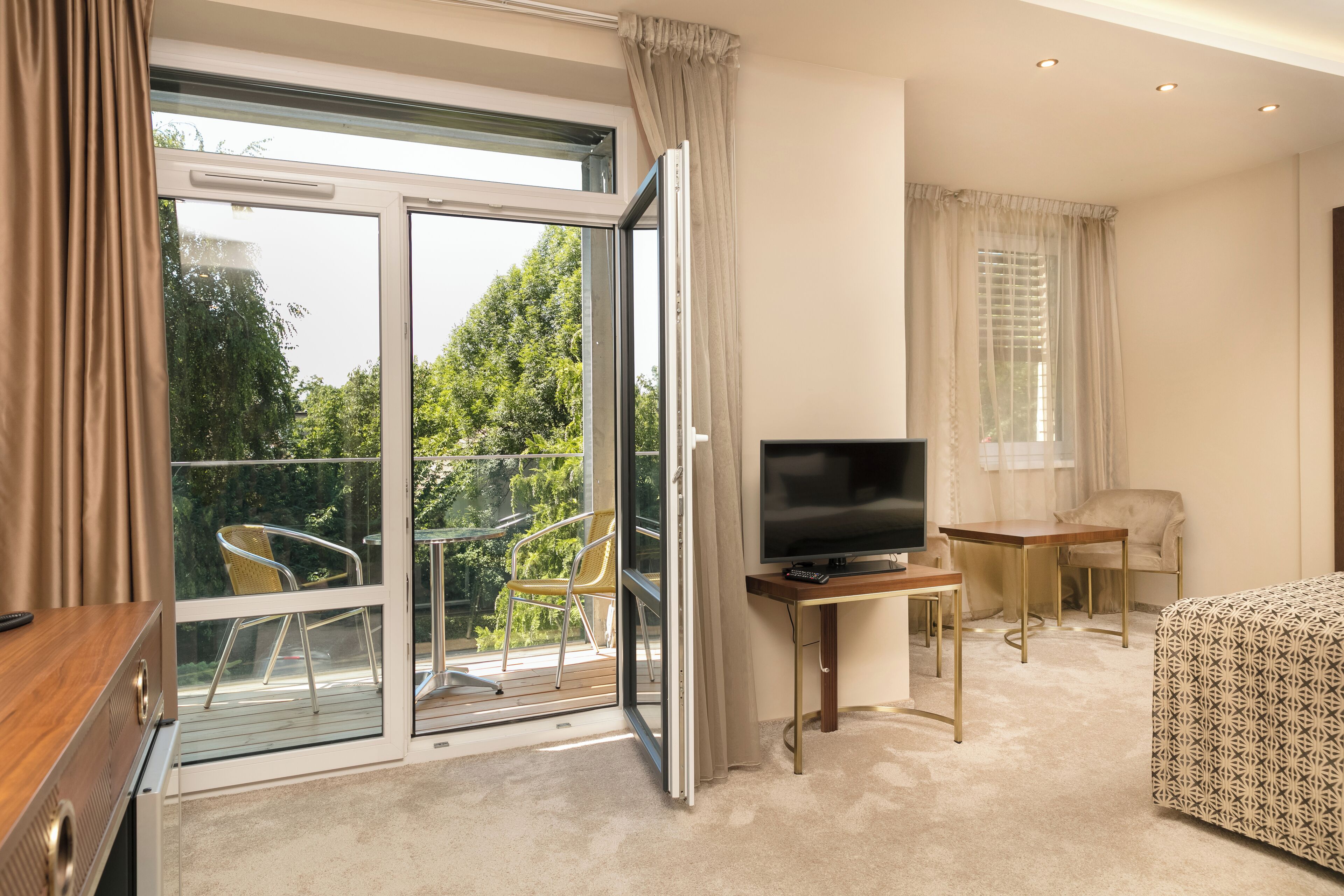 Tvåbäddsrum Deluxe | Minibar, värdeförvaringsskåp på rummet, skrivbord och gratis wi-fi