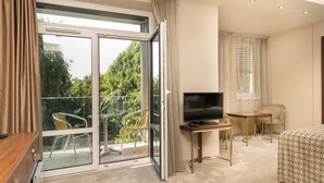 Deluxe Twin Room | Minibar, in-room safe, desk, WiFi (free) - Hotel Kalvaria (Gyor)