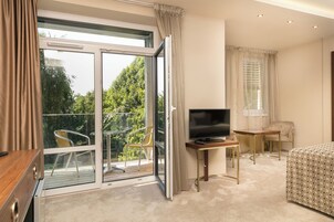 Deluxe Twin Room | Minibar, in-room safe, desk, free WiFi