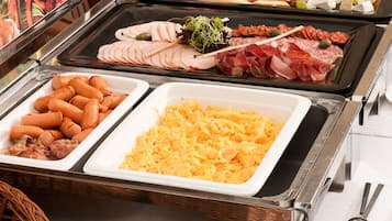 Petit déjeuner buffet (12 EUR par personne)