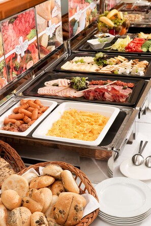 Colazione a buffet, servita tutte le mattine (11 EUR a persona) 