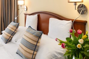 Een minibar, een kluis op de kamer, een bureau, gratis wifi