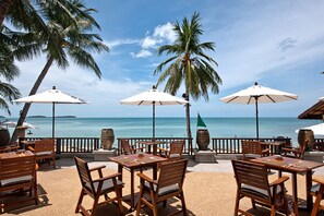 Daily buffet breakfast (THB 600 per person)