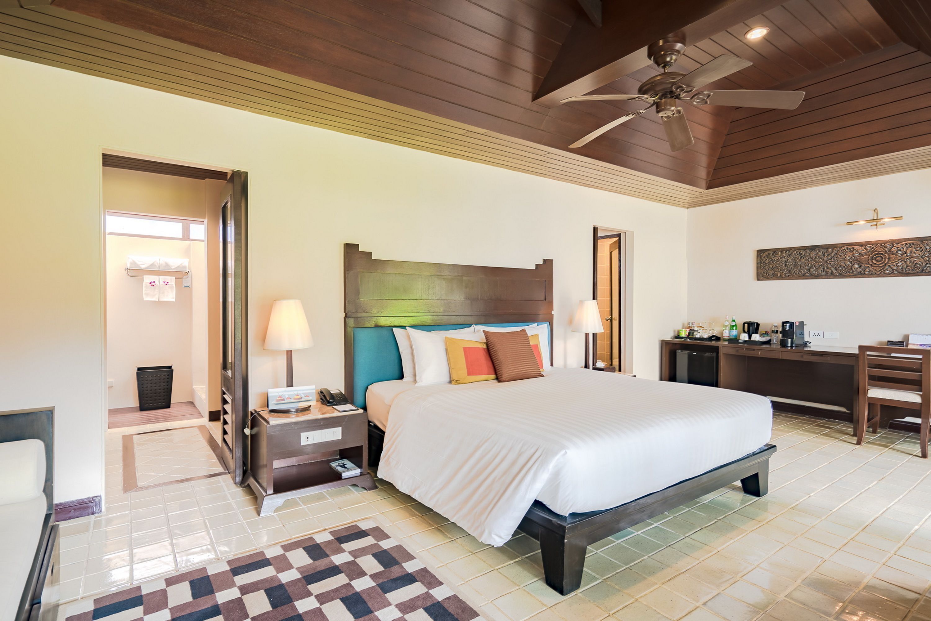 Minibar, caja fuerte, escritorio y cortinas opacas