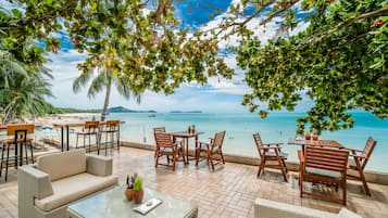 Se sirven desayunos, comidas y cenas con vista a la playa
